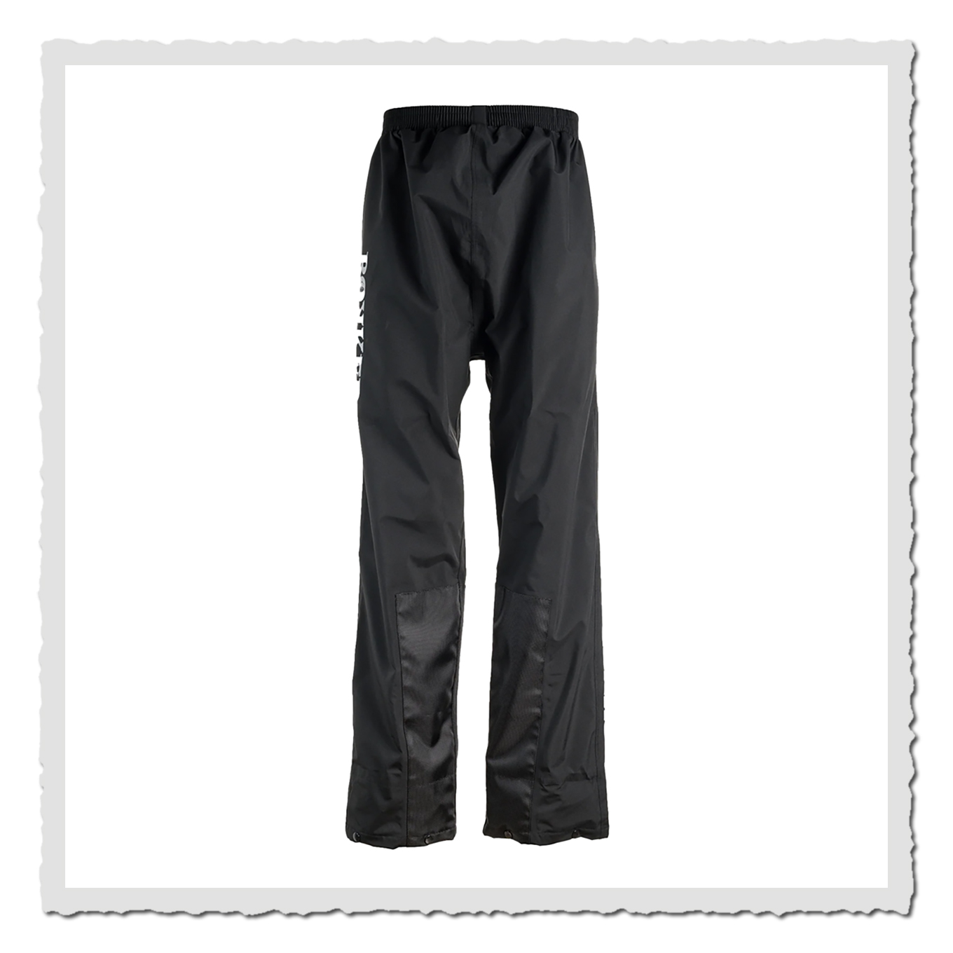 Schwarze Regenhose, Vorderansicht freigestellt auf weißem Hintergrund, verstärkte Beinbereiche sichtbar.